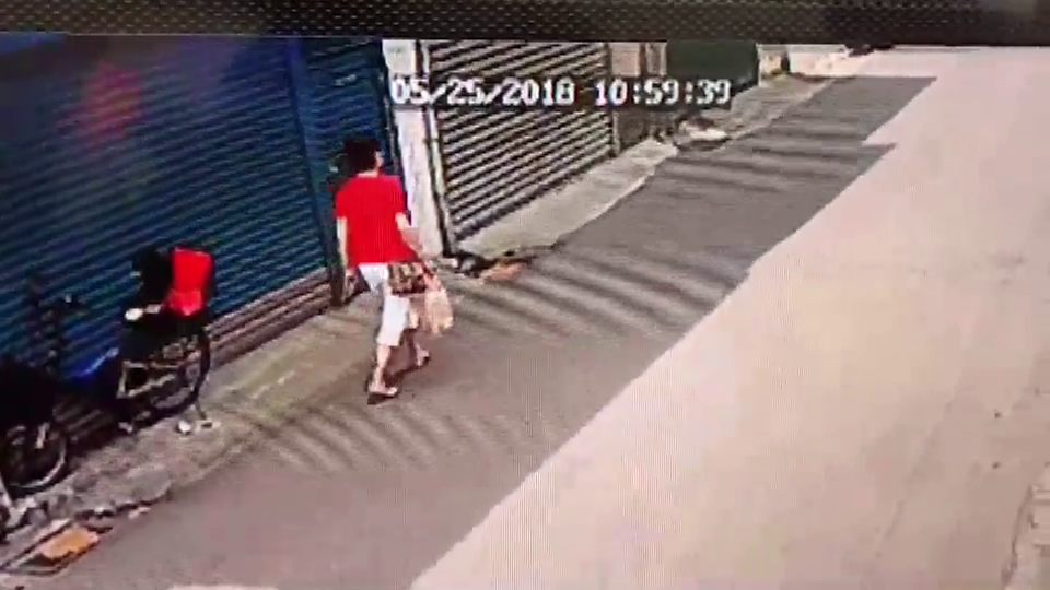 簡姓婦人最後身影，好心送早餐給陳姓丈夫吃，卻慘遭殺害分屍。 圖:翻攝監視器畫面