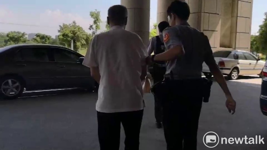 警方帶陳嫌離開地檢署前往犯案現場模擬。 圖:林昀真/攝