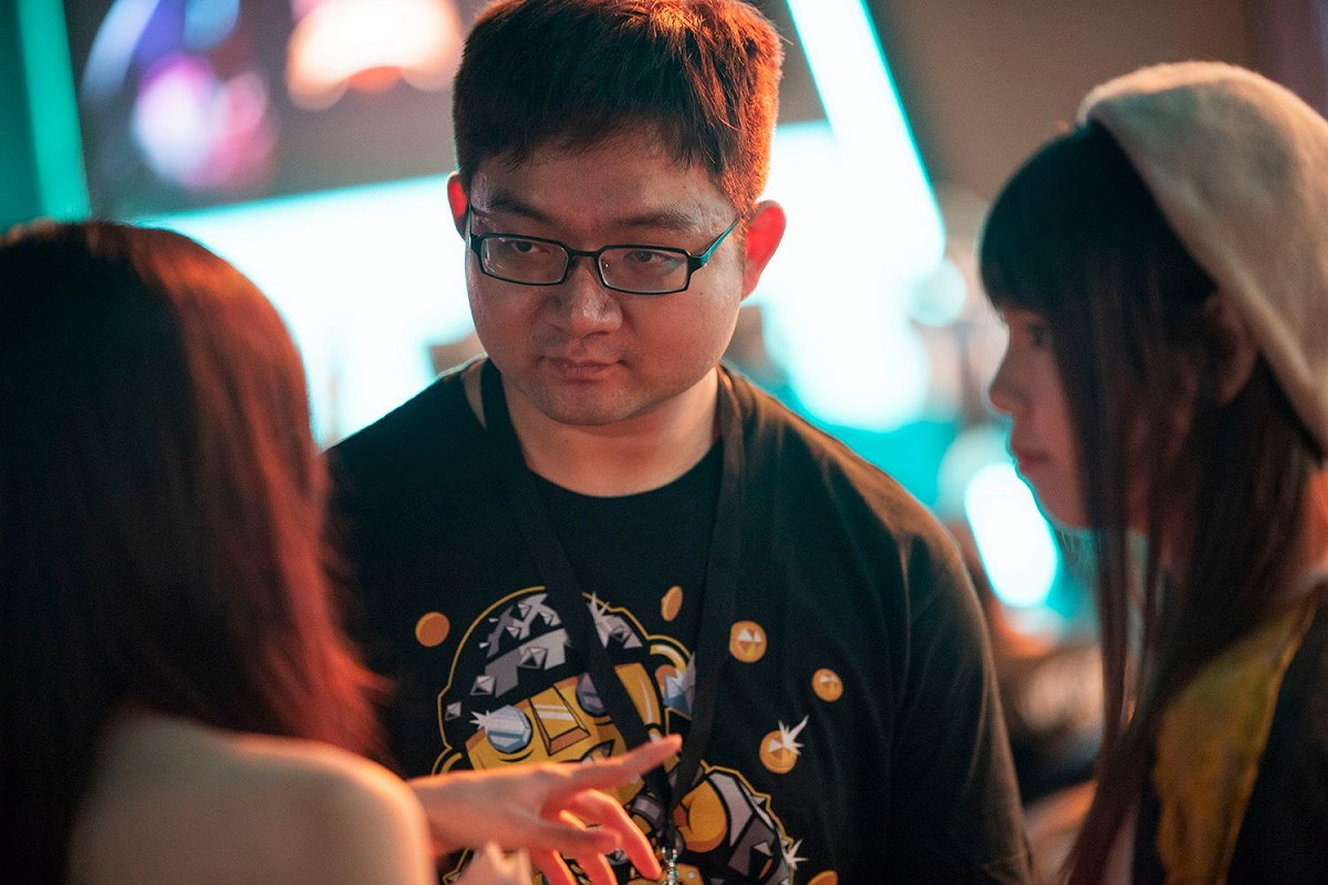 知名實況主JTeam MCWeifu和Zoe現身暴雪電競館爐邊聚會現場，與玩家同歡。 圖：暴雪娛樂/提供