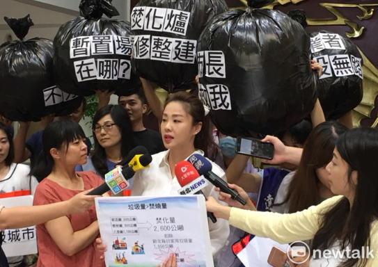 李婉鈺說，如果業者無法處理的事業廢棄垃圾，最後被當成一般家庭垃圾處理，將會造成環保清潔隊工作爆量、清潔人員超時爆肝。 圖:林昀真/攝