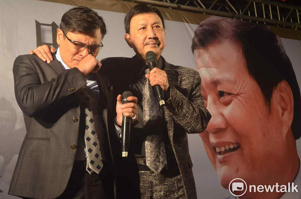 民進黨嘉義市黨部去年十二月舉辦黃正男紀念音樂會，黃大祐想起父親痛哭失聲，歌手余天上前安慰，如今黃大祐連任市黨部主委，足以告慰父親在天之靈。 圖：蔡坤龍/攝