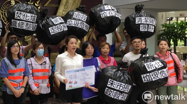 新北市議員李婉鈺上午偕同30多家環保業者前往新北市政府抗議新北市對於事業廢棄物無處燒無作為，這將造成清潔隊員額外的工作負擔。對此，新北市環保局今(28) 天回應，事業廢棄物處理問題主因不在縣市焚化爐，而是中央應負起處理責任。 圖:林昀真/攝