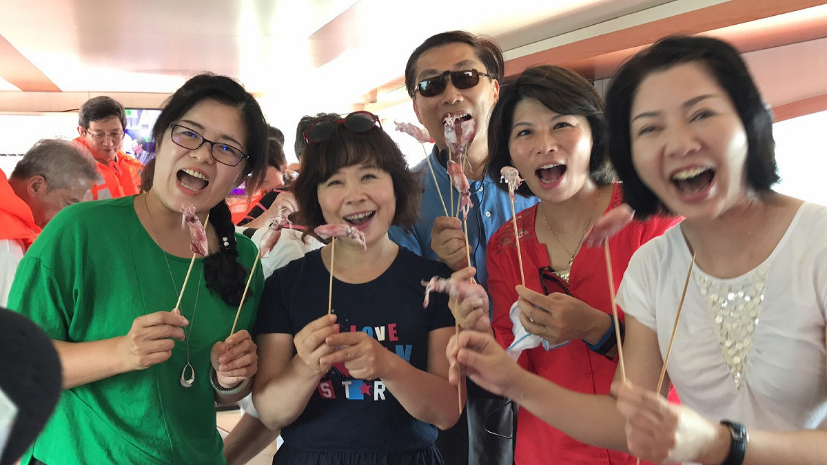 搭乘娛樂漁船從深澳漁港出發不久後即看到瑞芳限定全國唯一「象鼻岩」。 圖：新北市政府／提供