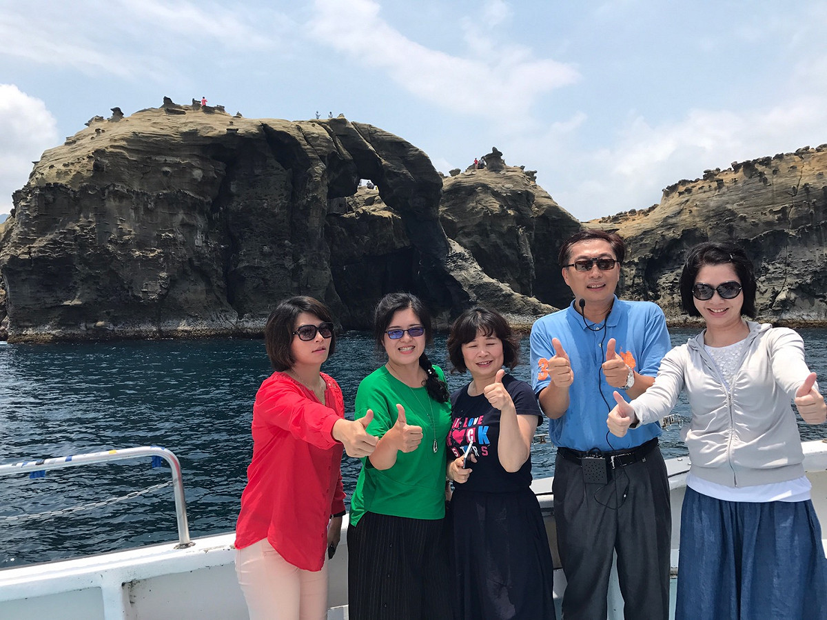 上船後可一邊欣賞美麗海上風光，並由船長提供「現撈深澳當季小卷」讓遊客嚐鮮。 圖：新北市政府／提供