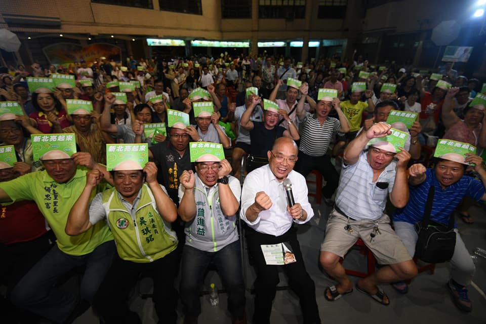 新北市長參選人蘇貞昌今（28）日再「衝」到土城、樹林區出席市政說明會，市民熱情相挺。 圖：蘇貞昌競選辦公室/提供