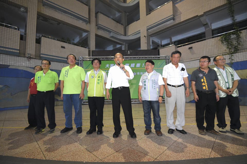 蘇貞昌稱讚新北議員參選人曾進益（右4）雖然出身貧苦，但卻努力不輸人，大家應該要支持這種認真、資深、專業的候選人。 圖：蘇貞昌競選辦公室/提供