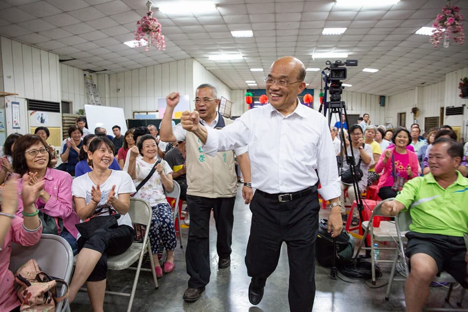 蘇貞昌與新北議員參選人陳世榮一同步入會場，受到熱烈歡迎。 圖：蘇貞昌競選辦公室/提供