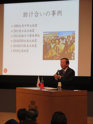 駐日代表謝長廷28日受邀在明治大學以「從台日交流看善的循環」為主題進行演講。會中他被聽眾問到台灣的國名、台灣人的認同究竟為何？ 圖：中央社
