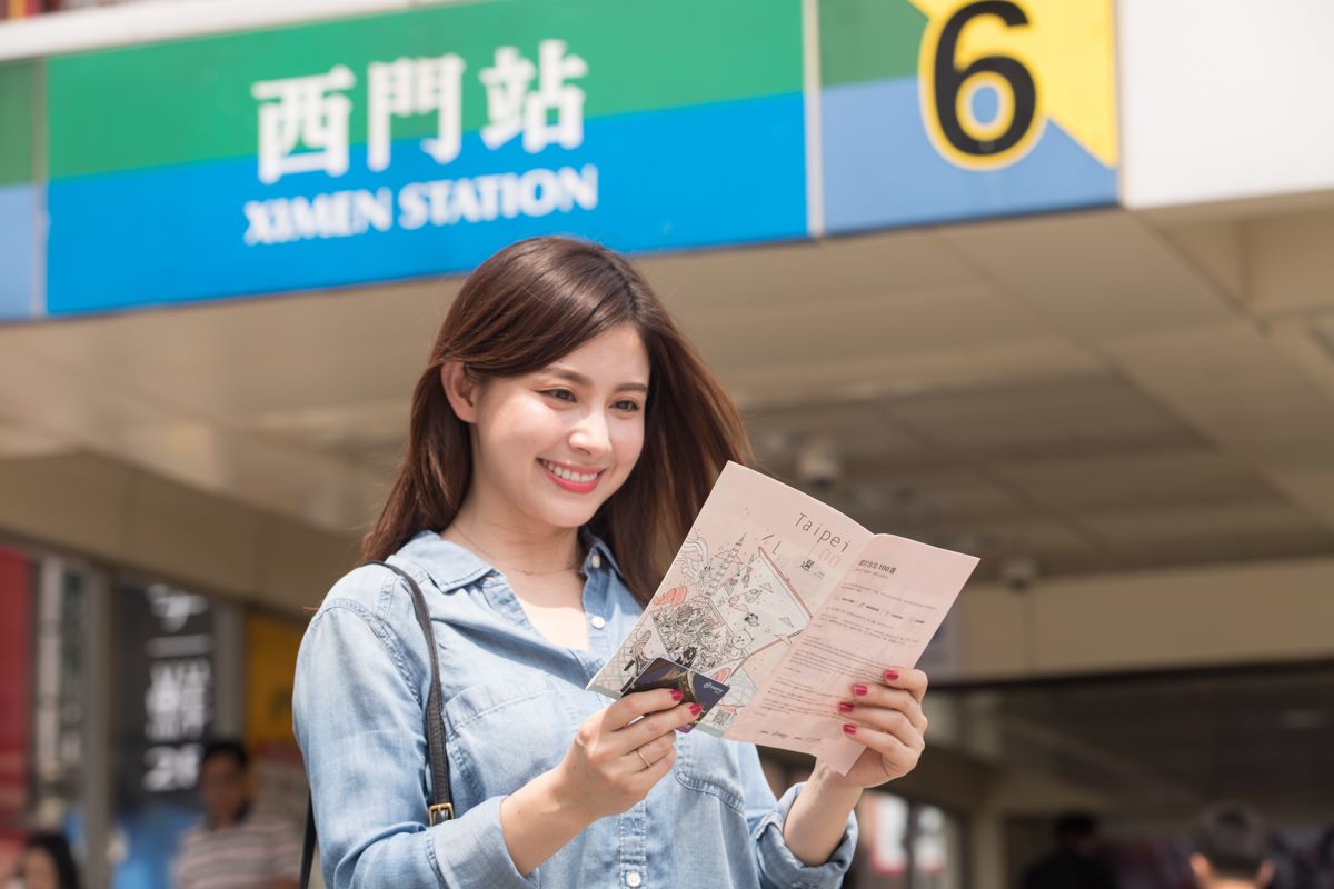 台北捷運公司推出「捷運旅遊票X台北100選」優惠活動，活動自今年(107)6月1日起至108年5月31日止，只要至捷運詢問處購買捷運一日票、24小時票、48小時票、72小時票等任一款捷運旅遊票，即可免費獲得「台北100選」商家超值優惠券及摺頁各1份。 圖 ：台北捷運公司提供