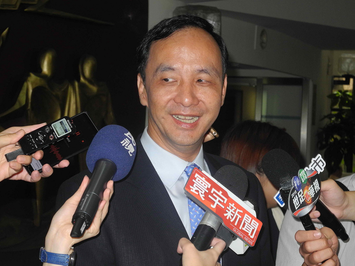 朱立倫答覆媒體詢問姚文智將代表民進黨參選台北市長之事時，面露笑容說「民進黨確定嗎？沒登記前，一切都還有變數吧！」
                圖：王峻昌/攝