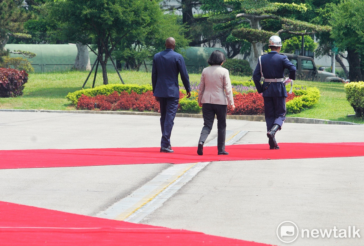 蔡英文總統和海地總統摩依士一起檢閱三軍儀隊。 圖：張良一/攝