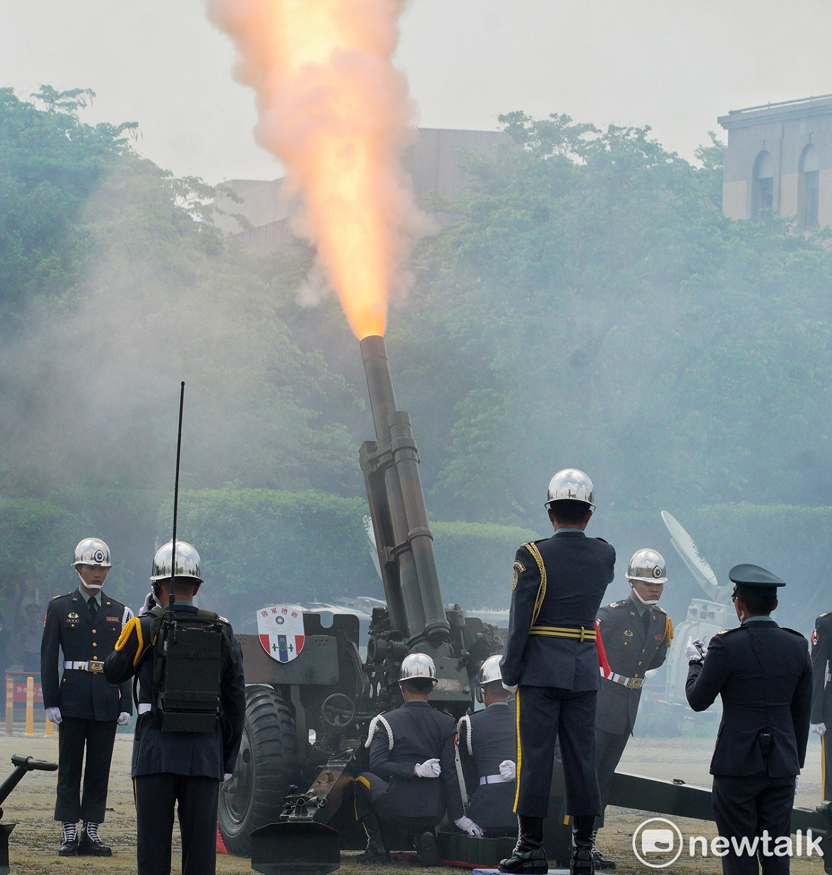 國防部禮砲連施放21響禮砲歡迎海地總統摩依士。 圖：張良一/攝