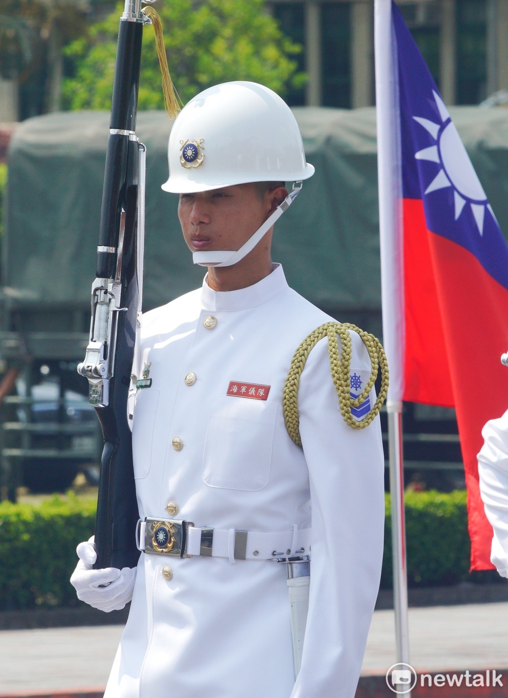 剛剛獲得世界儀隊錦標賽第四名的海軍上兵蘇祈麟也現身在三軍儀隊中歡迎來訪的海地總統摩依士。 圖：張良一/攝