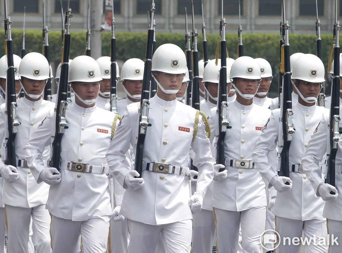 剛剛獲得世界儀隊錦標賽第四名的海軍上兵蘇祈麟（中）也現身在三軍儀隊中歡迎來訪的海地總統摩依士。 圖：張良一/攝