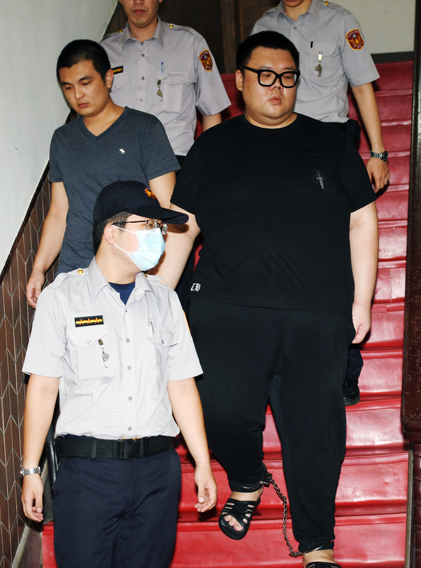 台灣高等法院審理「W飯店女子命案」，29日上午二審判決，朱家龍（中右）、洪聖晏（中左）出庭聆聽判決後還押。 圖 : 中央社