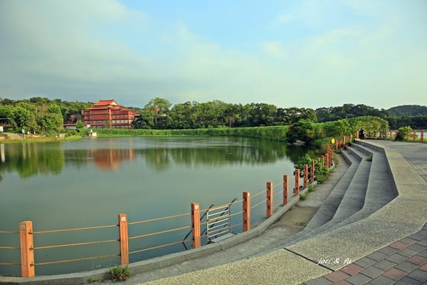 今年活動首度在龍昇湖舉辦，活動現場搭建了一座250公尺長的巨型南瓜隧道，還有2.6公裡的環湖步道，活動每年總吸引眾多旅客前往觀賞。 圖 ：苗栗縣文化觀光局提供