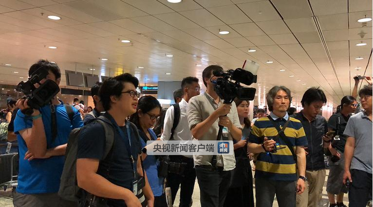 根據央視記者引述同機乘客透露，看到北韓先遣團同乘航班。這名乘客說，在商務艙有兩名北韓官員，有隨行人員錄影拍照，代表團很可能是從VIP通道離開。 圖：翻攝自央視官網