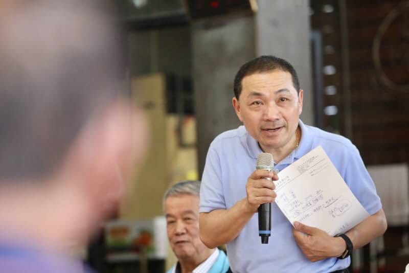 新北市長參選人侯友宜今 (29) 天前往三重護山宮參拜，有記者詢問他，民進黨雙北市長參選人未來將「姚蘇連線」，那他何時要與丁守中合作？是否也不排除與柯文哲合作？侯友宜則表示，只要有好政見，都可以一起努力。 圖：侯友宜辦公室/提供