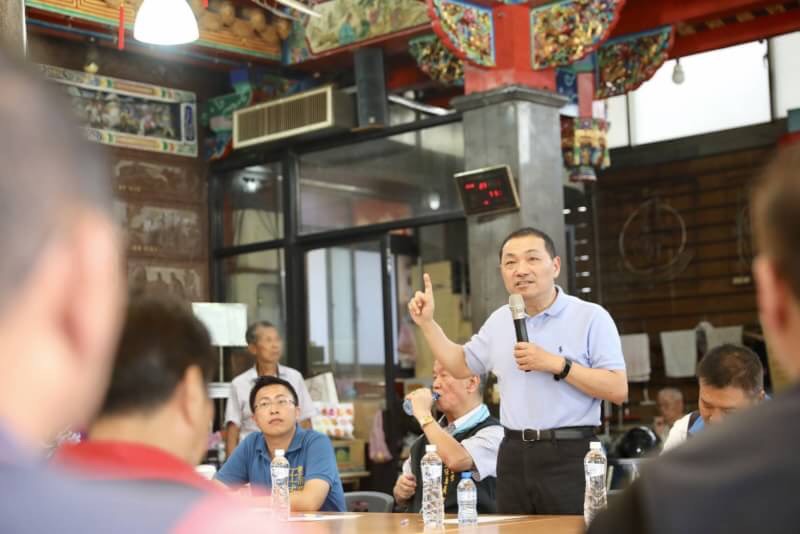蘇貞昌昨天曾提及自己擔任縣長任內沒有一二級主管遭到起訴，影射新北市府弊案不少；侯友宜則說，他在每個工作職場都有個不變的原則，「只要是違法亂紀的事情，一定從嚴追溯，而且不以寬貸，我會追究一切責任。」 圖：侯友宜辦公室/提供