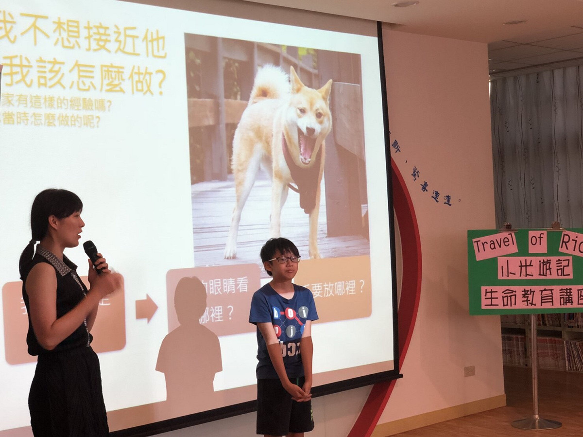 道卡斯青年工作會安排「小米」到校園推廣生命教育，也讓學生表達看法。 圖 : 施志昌/提供
