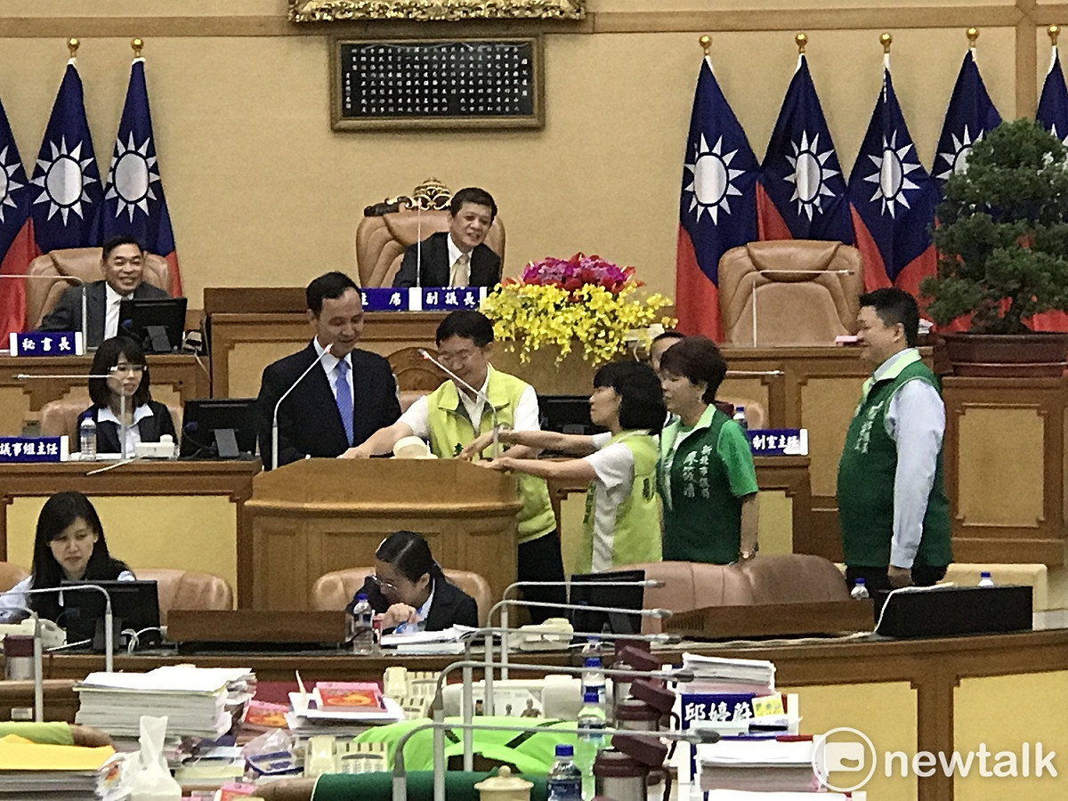 新北市議會民進黨團今天送饅頭給市長朱立倫，希望他能把市長剩下的任期工作做好。 圖:林昀真/攝