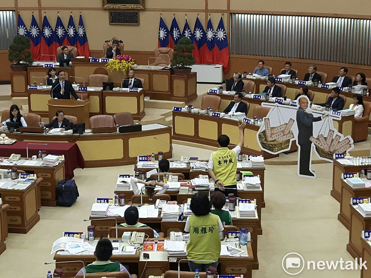 新北市議會民進黨團特製蘇貞昌挑扁擔人型立排放置在議事堂上，成了總質詢另一個亮點。 圖:林昀真/攝