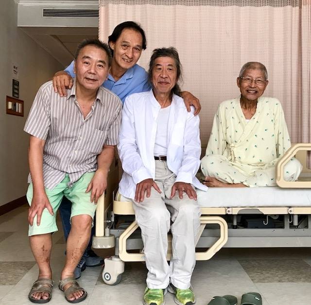 (左起)陳銘城、陳榮芳和潘小俠去醫院看戴振耀。 圖：翻攝自中央廣播電台