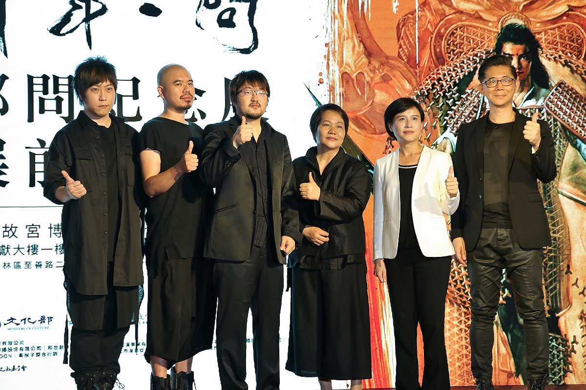 (由右至左)策展人鍾孟舜、文化部長鄭麗君、鄭問太太王錦珠、鄭問兒子鄭植羽、導演陳奕仁、五月天阿信合影。 圖 : 文化部/提供