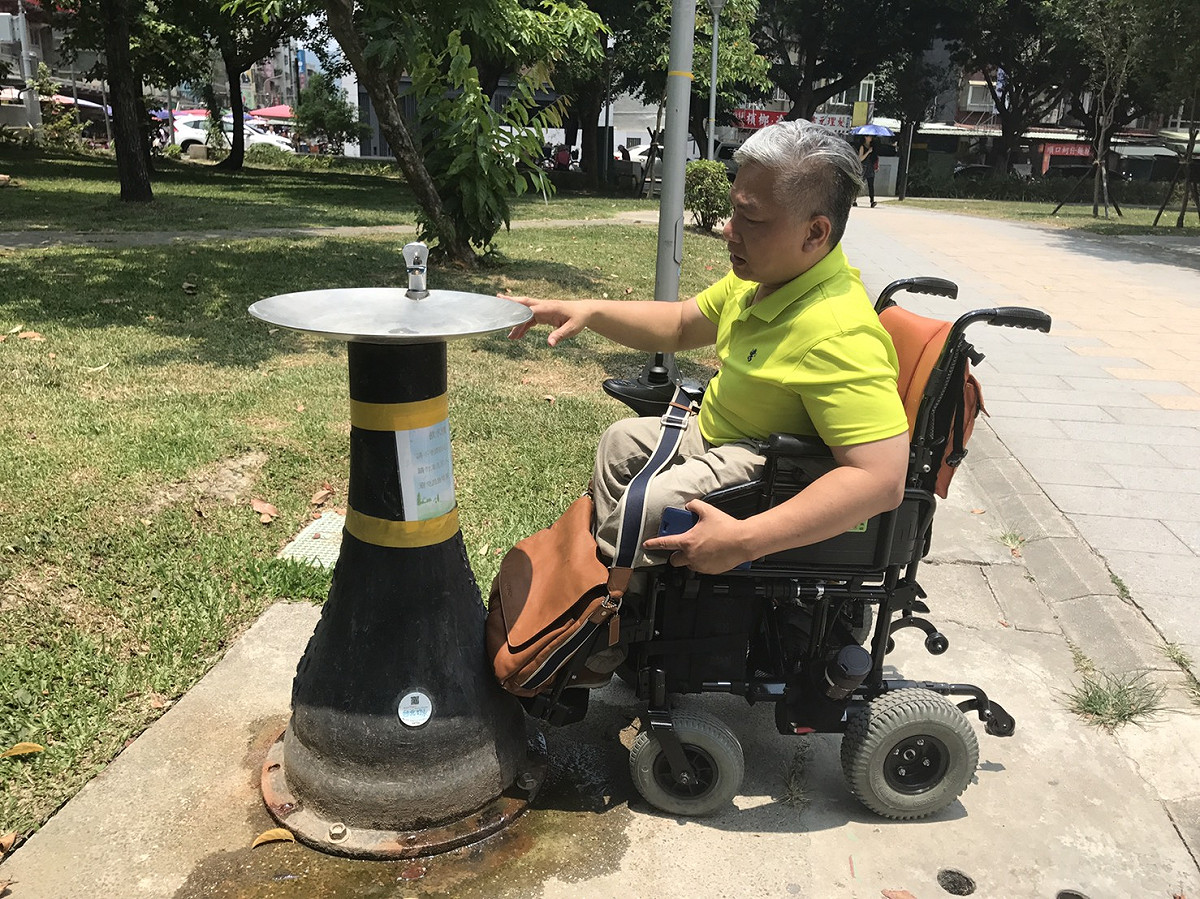 北市公園部分飲水機設置，讓輪椅族無法使用。 圖：行無礙協會/提供