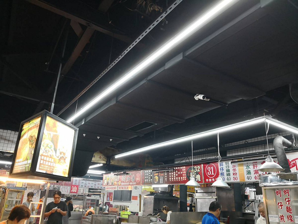 瑞方美食廣場冷氣管線抬高後，壓迫感消失，後續還將辦理市場內環境及攤位改造，希望能給國內外旅客一個更舒適的消費環境。 圖：新北市政府提供