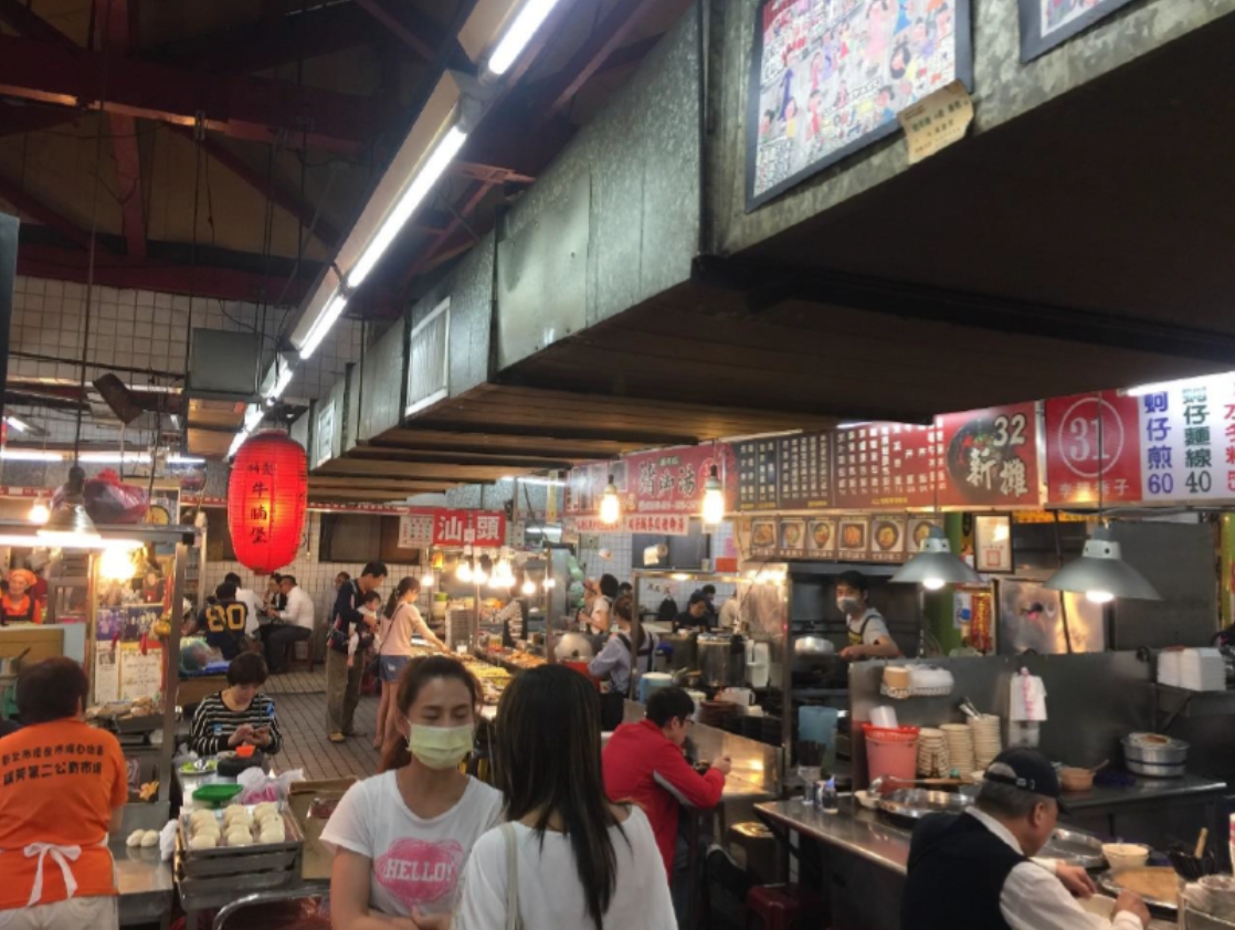 瑞芳美食廣場整修前，視覺較為擁擠，所以與市場攤商建立共識，全面暫停營業，進行為期一個月的整修。 圖：新北市政府提供