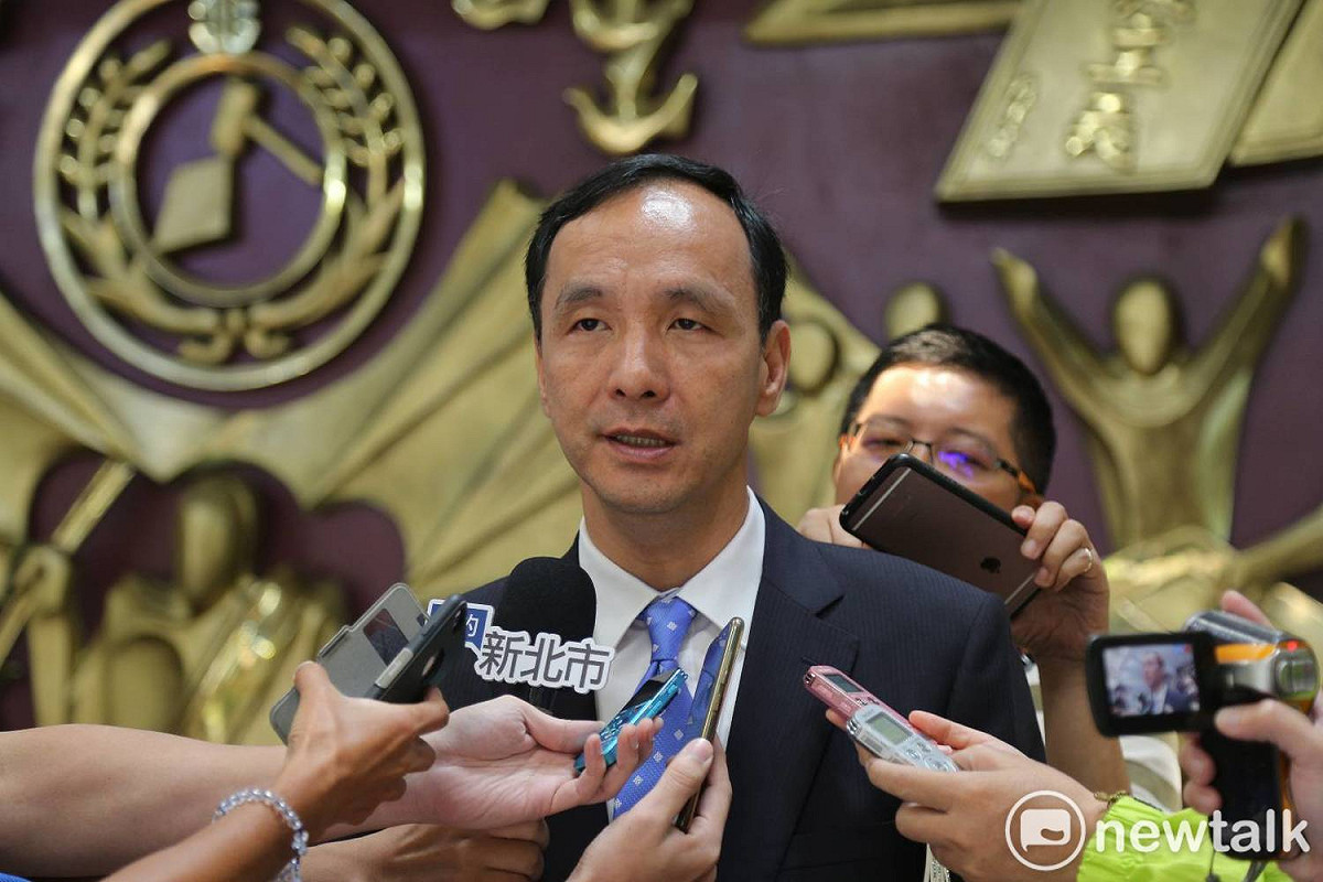 由於各地香蕉盛產，使價格大崩盤產生滯銷問題，新北市長朱立倫在今 (6) 天市政總質詢時表示，農民支撐著台灣農業發展的基礎，而新北市為全台灣最大的消費地，每次碰到農產品滯銷都會主動伸出援手，這次當然也不例外。 圖:林昀真/攝
