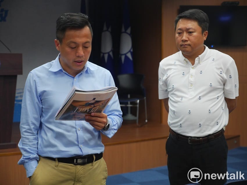 國民黨文傳會主委李明賢（左）與組發會主委李哲華（右）下午轉述中常會內容。 圖：趙婉淳／攝
