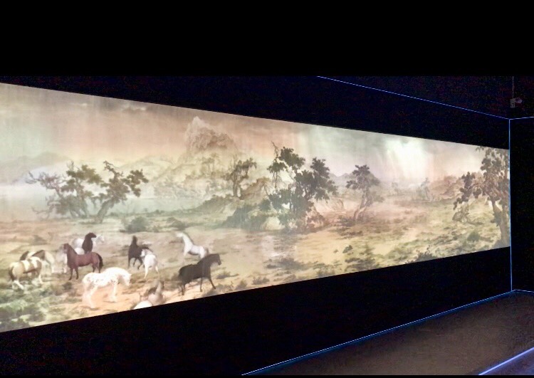 將清代宮廷畫家朗世寧名作《百駿圖》結合6台高解析投影機與無接縫融接技術，用長16公尺、高3公尺光牆讓百駿圖「動」起來的數位百駿圖，讓人彷彿置身古代之中。 圖：台電提供