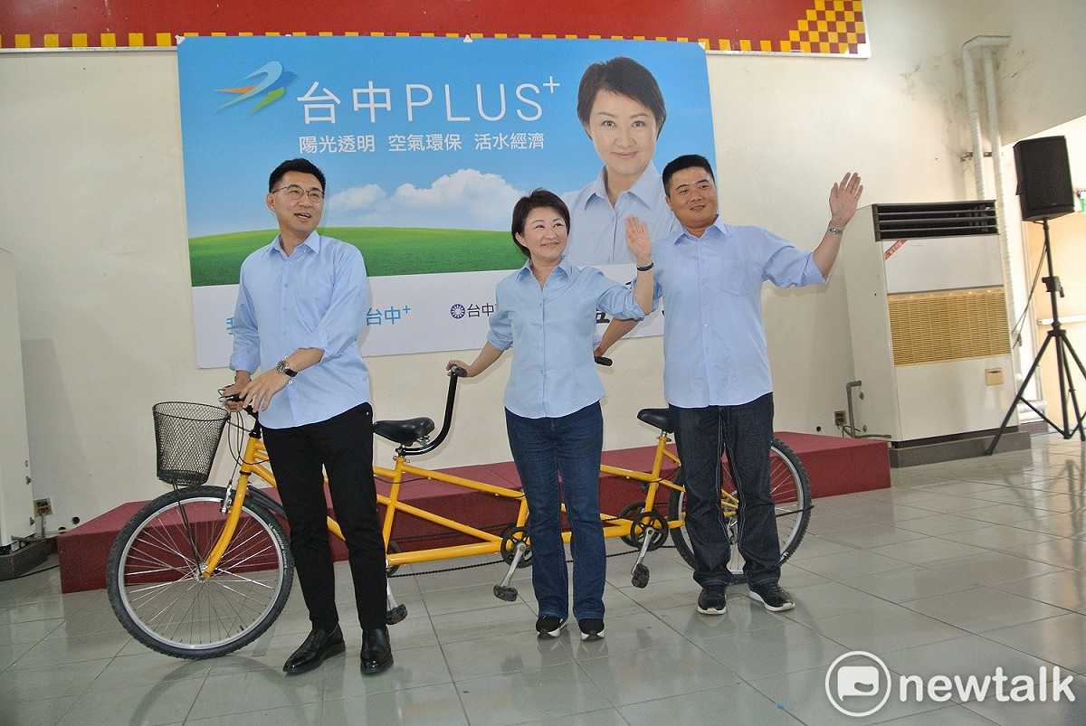 盧秀燕、江啟臣及顏寬恒牽著協力車出場，象徵「三強協力」。 圖：唐復年/攝