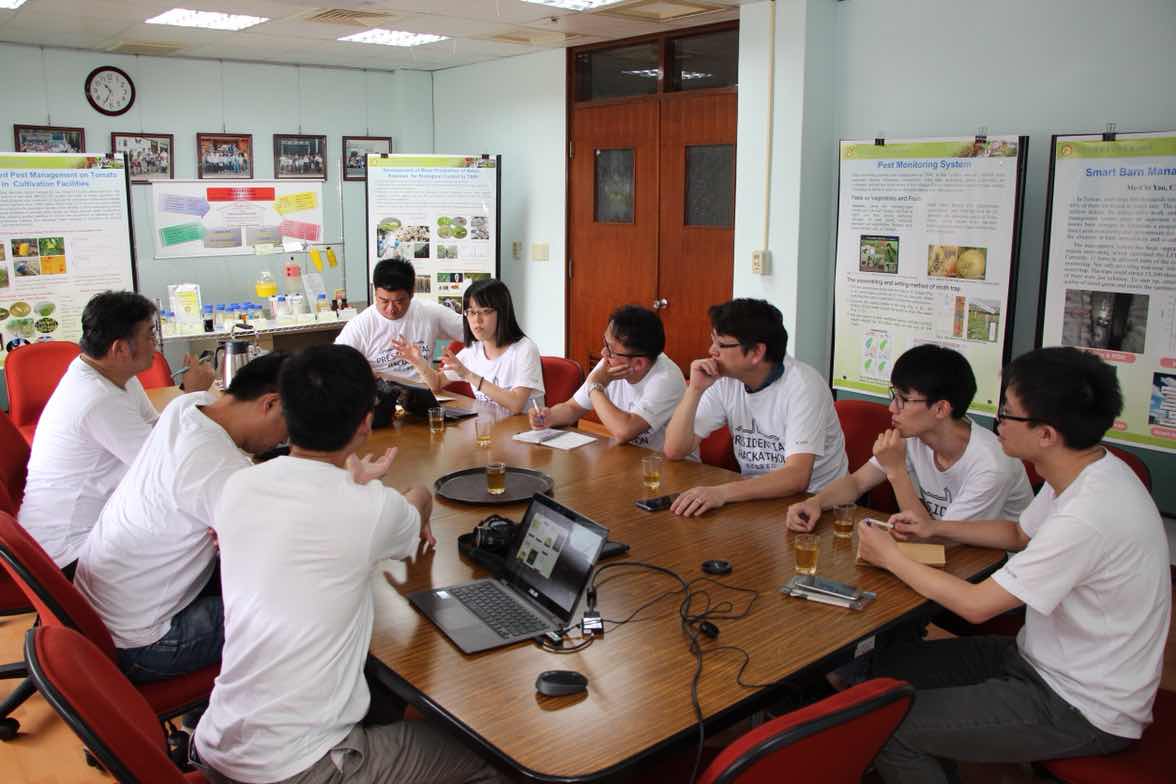 黑客松團隊討論競爭策略。 圖 : 農委會/提供