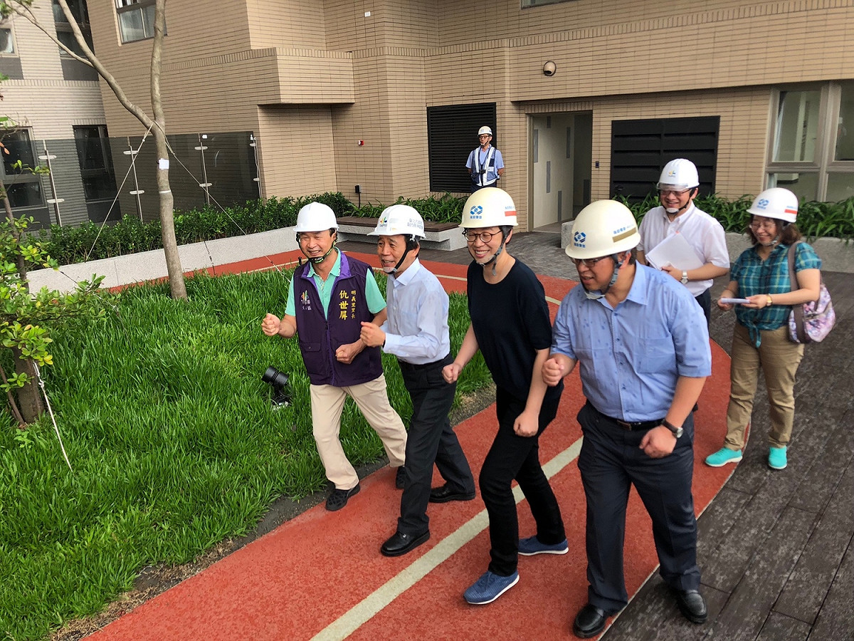 興隆公宅內有長達120公尺的「空中跑道」，別具特色。 圖：台北市都發局 / 提供