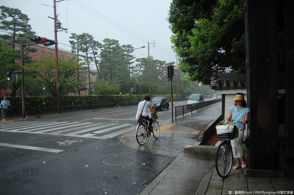 今(31日)受鋒面接近影響，中部以北留意局部午後雷陣雨，外出請攜帶雨具備用，而各地氣溫仍偏高，各地高溫約33至35度，請多補充水分及防曬作業。 圖：翻攝自Flickr／PROflyingtoys38開放授權