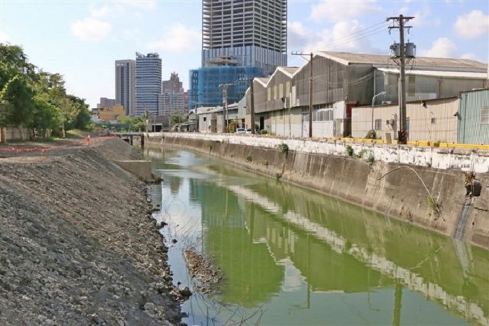 高雄市寶珠溝排水整治工程及中游十全滯洪公園工程，今年10月完工後，可再提供滯洪量約6萬噸。 圖：高雄市政府/提供