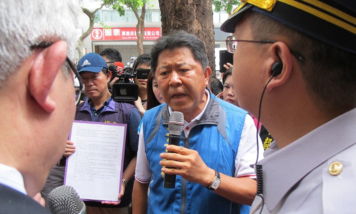 國民黨市議員王正德31日嗆聲，他今天就是來第一個抗議，所以要求促轉會搬走。 圖：林朝億/攝