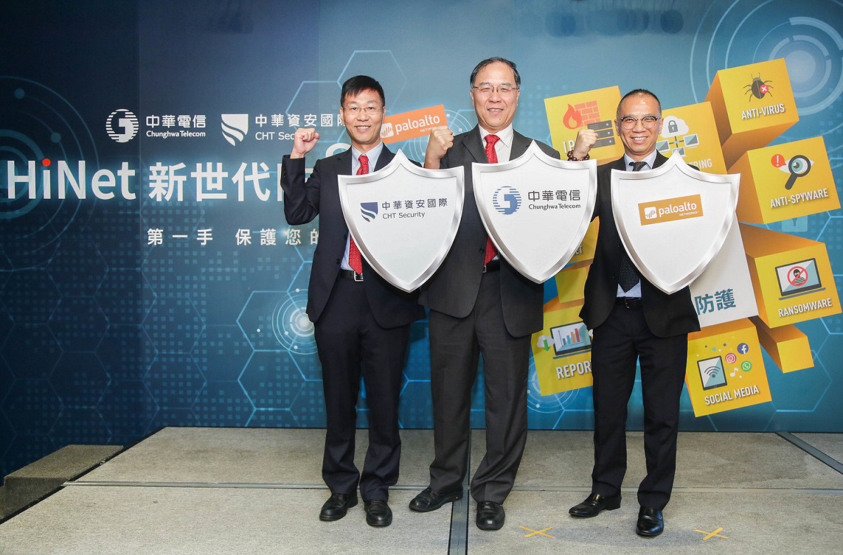 中華電信聯手中華資安國際及 Palo Alto Networks 一同打造新世代防火牆，確保使用者個資安全。」(左起：中華資安國際總經理洪進福，中華電信數據分公司副總經理鄭鳴岡，palo_alto_networks大中華區總裁陳文俊) 圖：中華電信提供