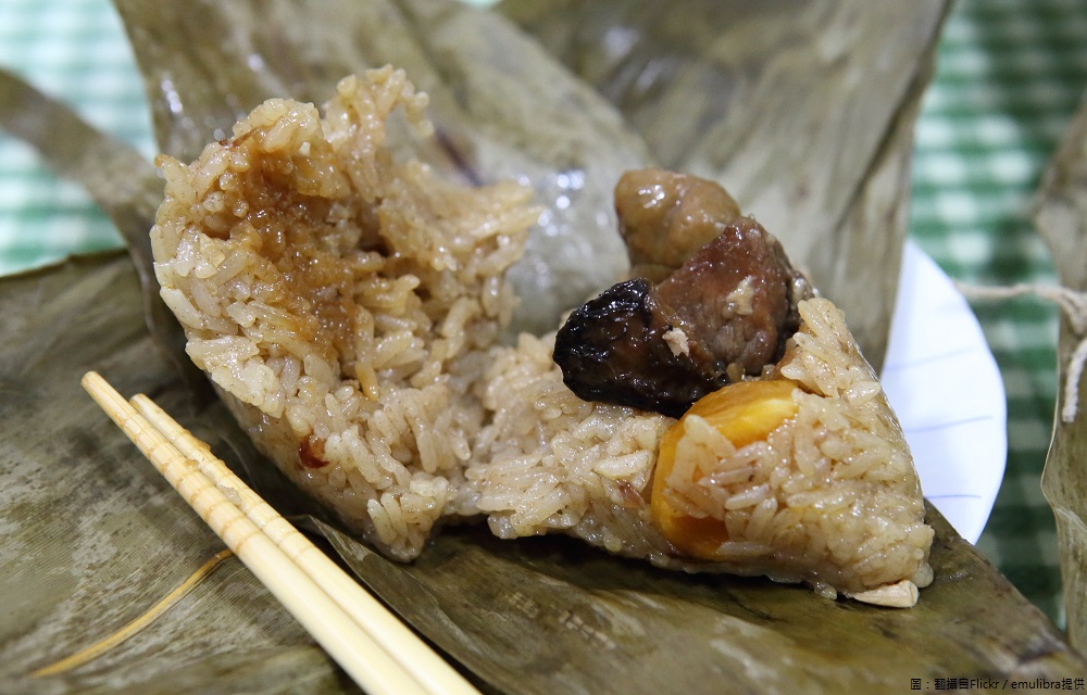 衛生局抽樣100件端午節食品，包含70件粽子餡料、25件粽類、5件肉粽沾醬，其中2件產品品質檢驗不符規定。 圖：翻攝自Flickr／emulibra提供