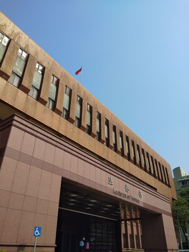 因不滿王炳忠未收押，一名男子於今天下午朝法務部一樓大廳丟擲汽油彈。 圖：新頭殼資料照片