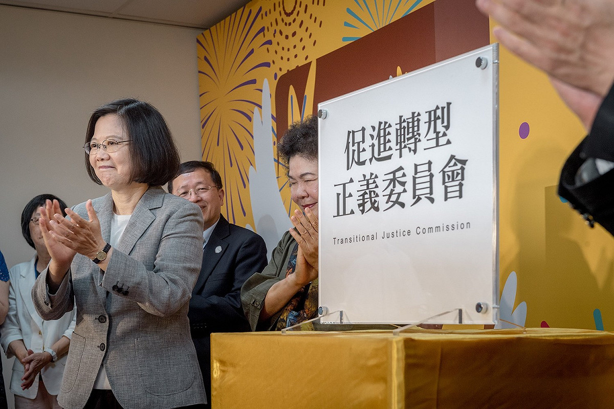 因應促轉條例而產生的行政院促進轉型正義委員會今（31）日正式掛牌揭幕，總統蔡英文下午在臉書發文表示，「該是我們跟威權時代做個了斷的時候了」！ 圖：蔡英文臉書