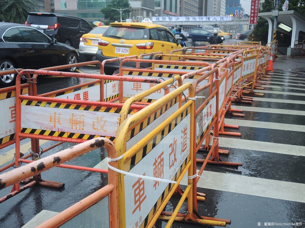 濟南路1段（中山南路至鎮江街段均不含路口）東往西方向全線車道於107年6月2日的14時至22時實施管制交通管制。 圖：翻攝自Flickr／mi3764提供