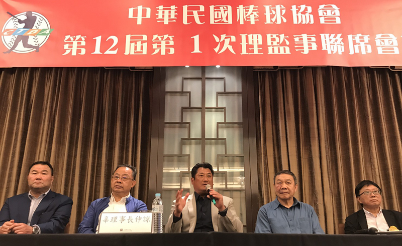 中華民國棒球協會31日召開理監事會，新任理事長辜仲諒（中）隨後也舉行當選後首次記者會，他會中表示，不清楚中職聯盟與棒協間有什麼問題，但自己與中職會長吳志揚是好朋友，溝通應該不是問題。中央社記者張新偉攝107年5月31日 圖：中央社