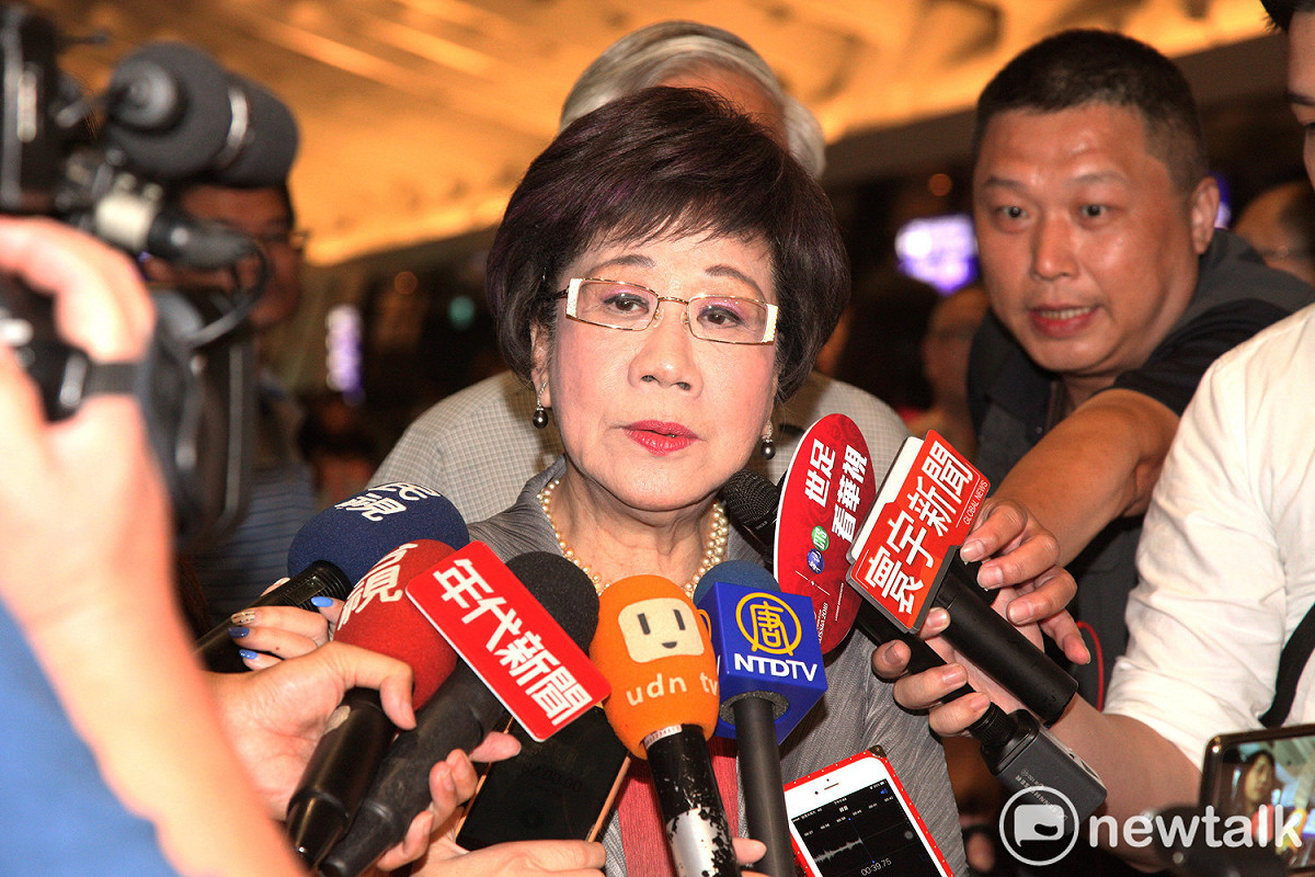 前副總統呂秀蓮昨拋出「退黨」震撼彈後，今晚從馬來西亞返抵台灣。 圖：林昀真 / 攝