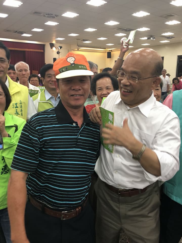 蘇貞昌與民眾熱情互動。 圖：蘇貞昌競選辦公室/提供