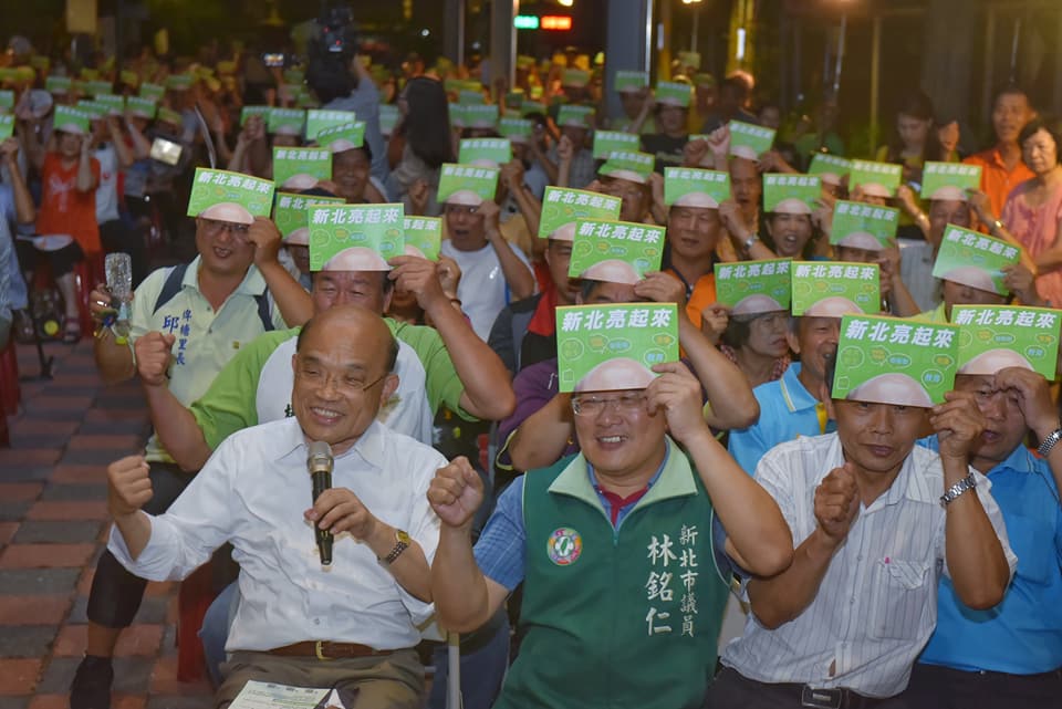 蘇貞昌與民眾舉起「台北亮起來」牌子，高喊衝衝衝！ 圖：蘇貞昌競選辦公室/提供