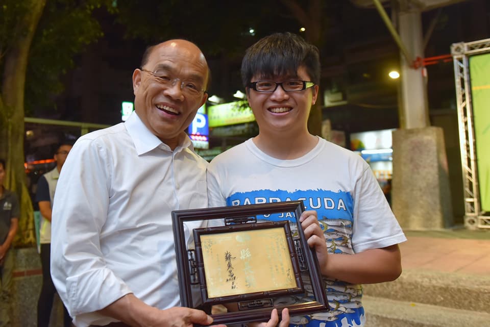 一位市民特地拿著十五年前在清水國中畢業時榮獲縣長獎，請蘇貞昌簽名。 圖：蘇貞昌競選辦公室/提供